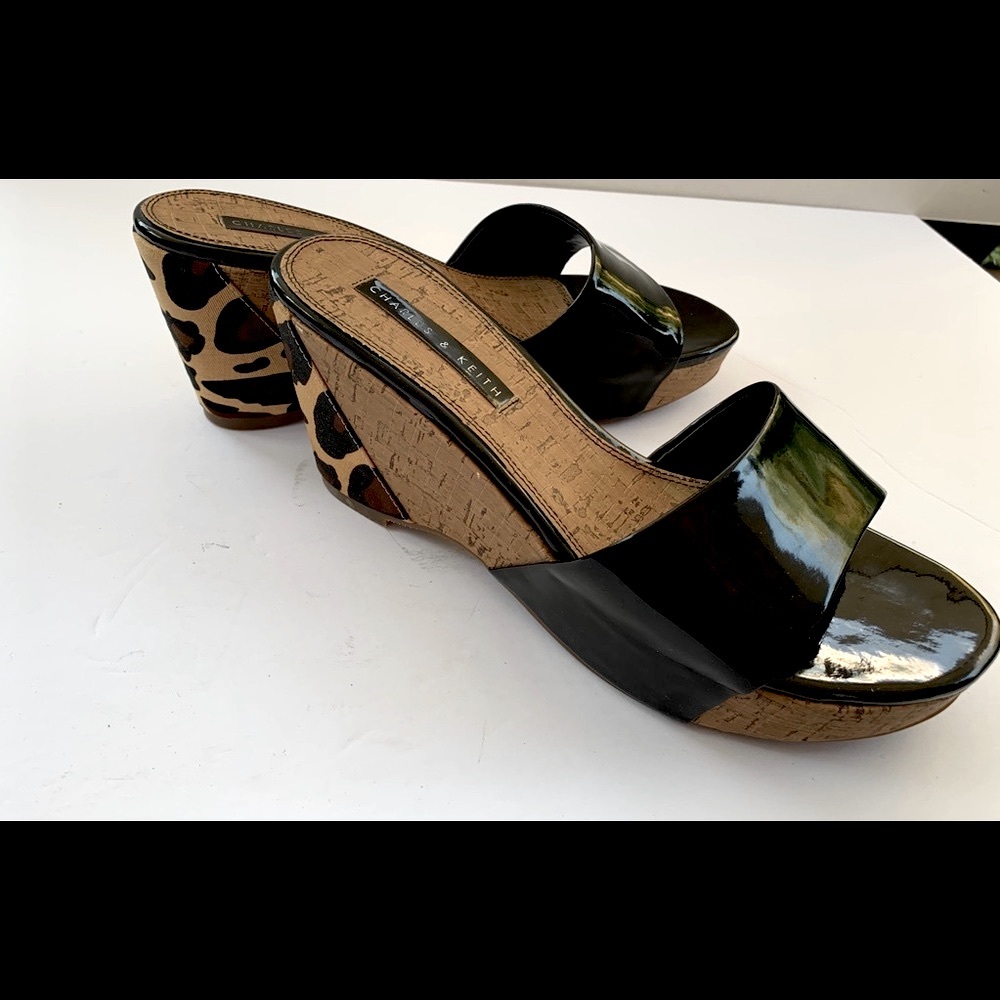 Black patent leather sandals with platform & leopard print light cork wedges